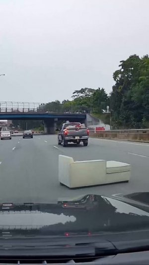 Диван сбежал из пикапа.