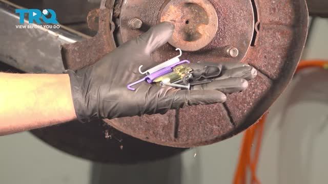 004. Как заменить крепления стояночного тормоза (ручника) на Jeep WJ (1999 - 2004)