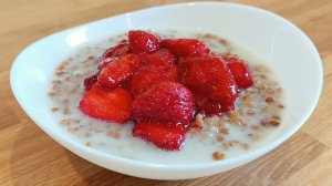 ГРЕЧНЕВАЯ КАША с овсяным молоком и тушеной клубникой