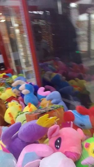 вытаскиваем лабубы из автомата