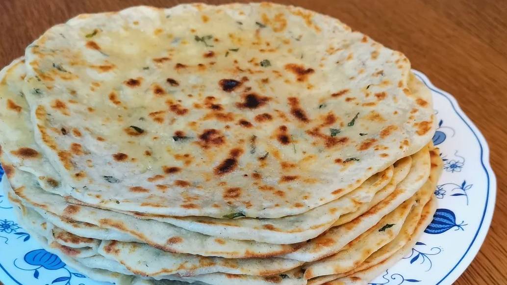 Вкусные лепёшки с картофельным пюре, творогом и луком — быстрый рецепт на сковороде