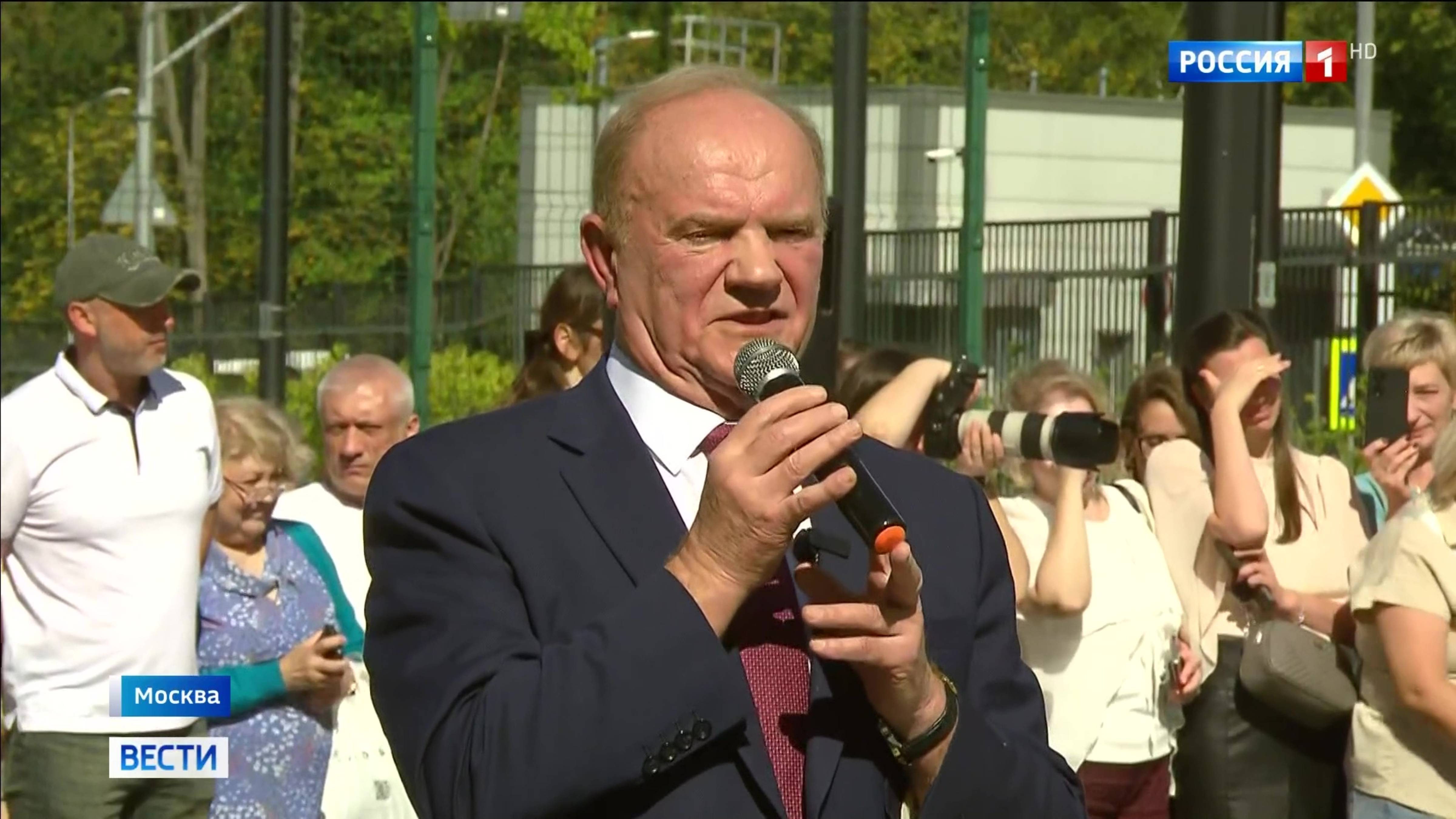 Геннадий Зюганов поздравил учащихся, учителей и родителей Московской школы № 2094 смотреть онлайн