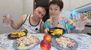 Мукбанг Вован меня СТЕСНЯЕТСЯ! Вкусно, аж ВЫЛИЗАЛИ все тарелки на Семейный ужин в России