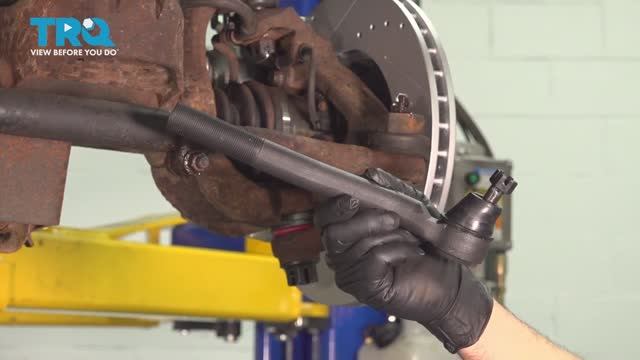 028. Как заменить нижний левый рулевой наконечник на Jeep WJ (1999 - 2004)