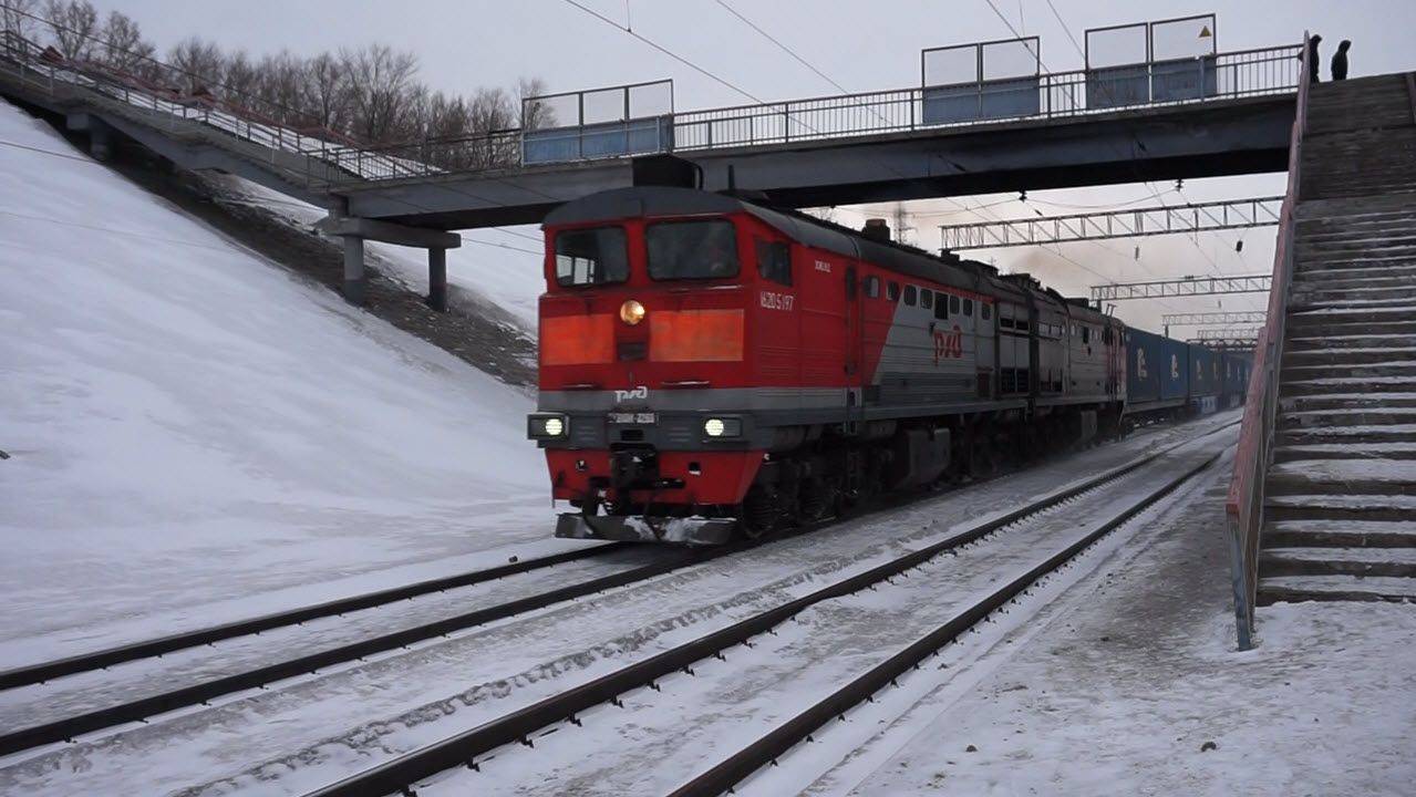 Тепловоз 2ТЭ10М-3260 с контейнерным поездом. смотреть онлайн