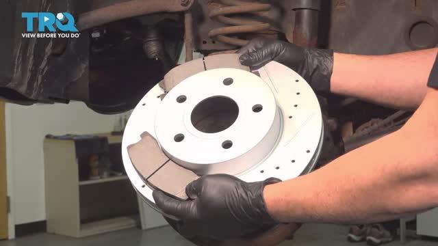 019. Как заменить передние тормоза на Jeep WJ (1999 - 2004)