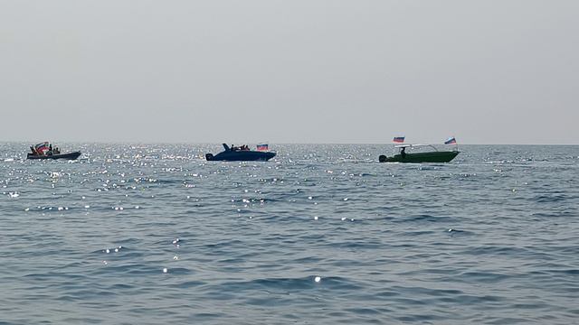 Алушта. Флаги на воде.