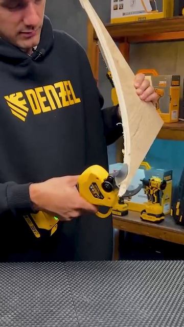 Новый секатор Denzel CP-40BL смотреть онлайн