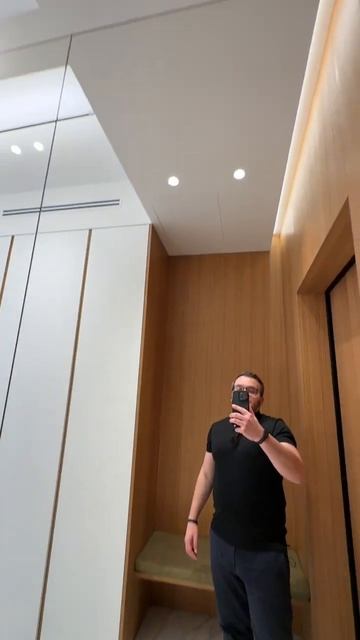 Современный дизайн прихожей: ОГРОМНОЕ ЗЕРКАЛО во весь рост и АМЕРИКАНСКИЙ ШПОН | ЖК West Garden