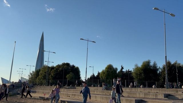 И фонтан и розы в Парке 300-летия в Санкт-Петербурге