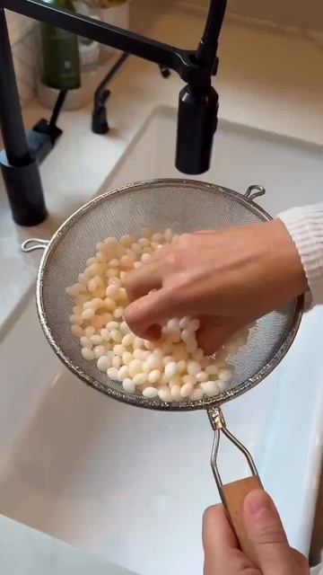 Бежевые мамы массово моют Skittles #shorts