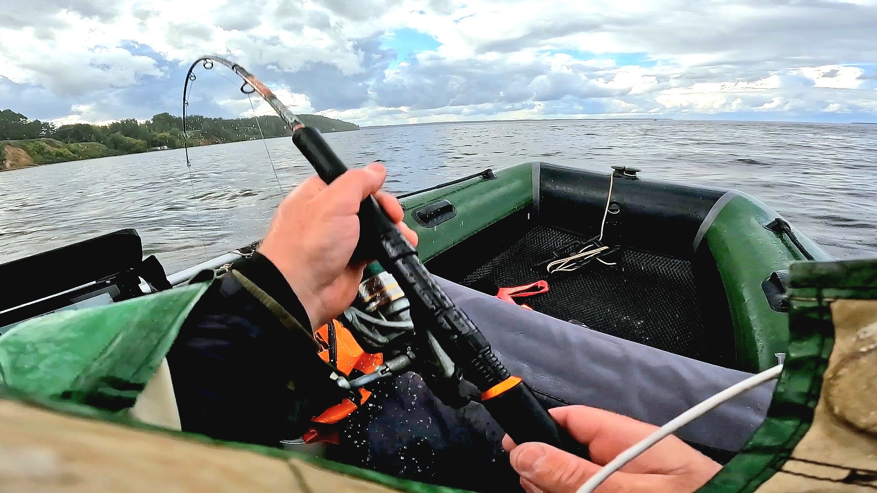 Рыбалка ГЛУБОКАЯ ЯМА КИШИТ СОМАМИ! Ловля сома на Квок. Рыбалка на сома 2025. Насадка Черви Выползки смотреть онлайн