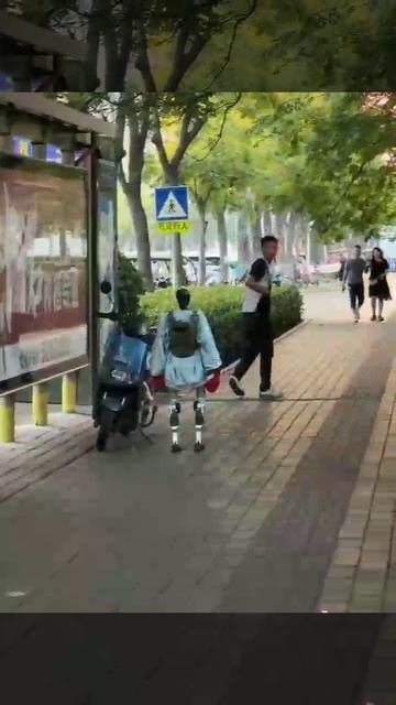 Ты: приехал в отпуск в Китай по безвизу. Местные роботы: 👊 #shorts