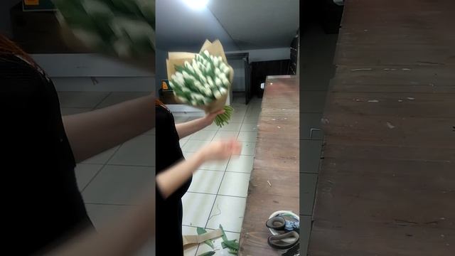 Собираем букет из тюльпанов.