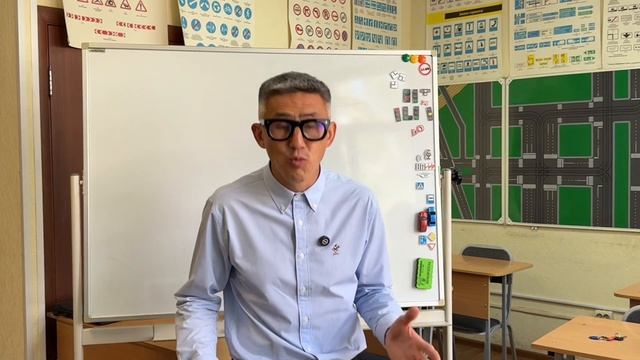 Смотрите полный урок по теории ПДД на тему: "Обязанности пешеходов и пассажиров" (ссылка в описании) смотреть онлайн