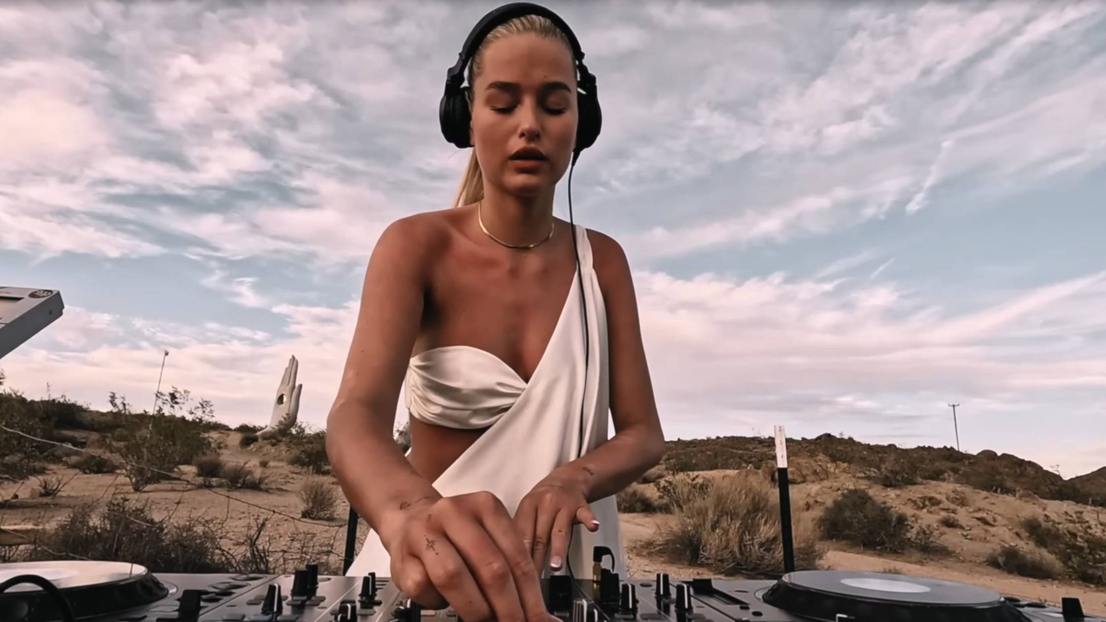 RHUE - i played this sunset tech house set in the desert смотреть онлайн