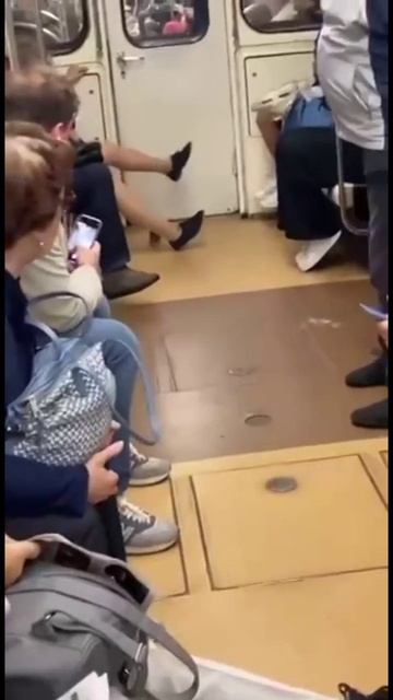 Крыса в метро г. Санкт-Петербурга. смотреть онлайн