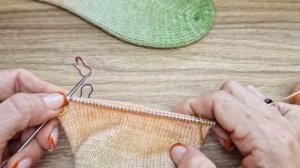 Начало вязания пятки.