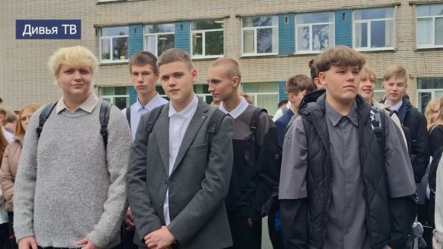 В Тихвинских школах прозвенели первые звонки смотреть онлайн