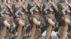 Китайские военные проходящие торжественным маршем