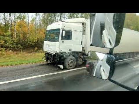 Жуткое ДТП фура на полном врезалась в легковушку,машину разорвало на две части. смотреть онлайн