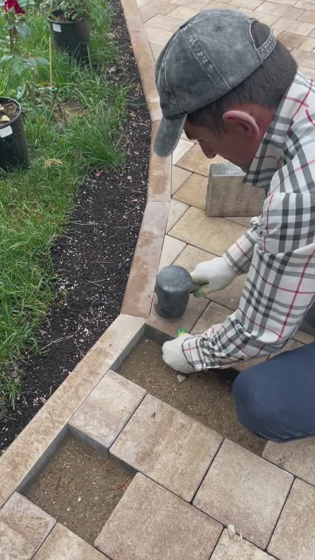 Процесс укладки брусчатки