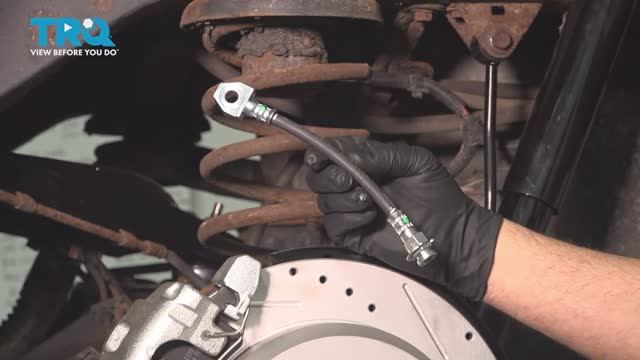 066. Как заменить задние тормозные шланги на Jeep WJ (1999 - 2004)