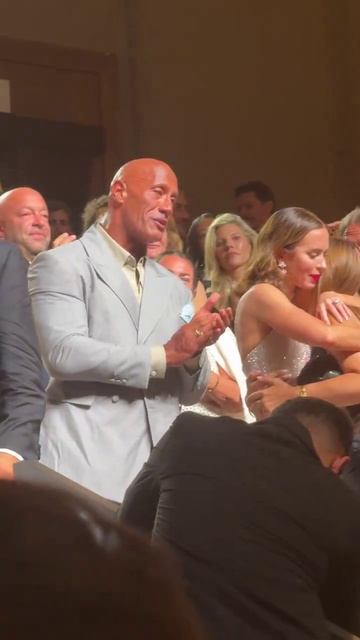 Дуэйн Скала Джонсон заплакал на премьере «Крушащей машины» #shorts