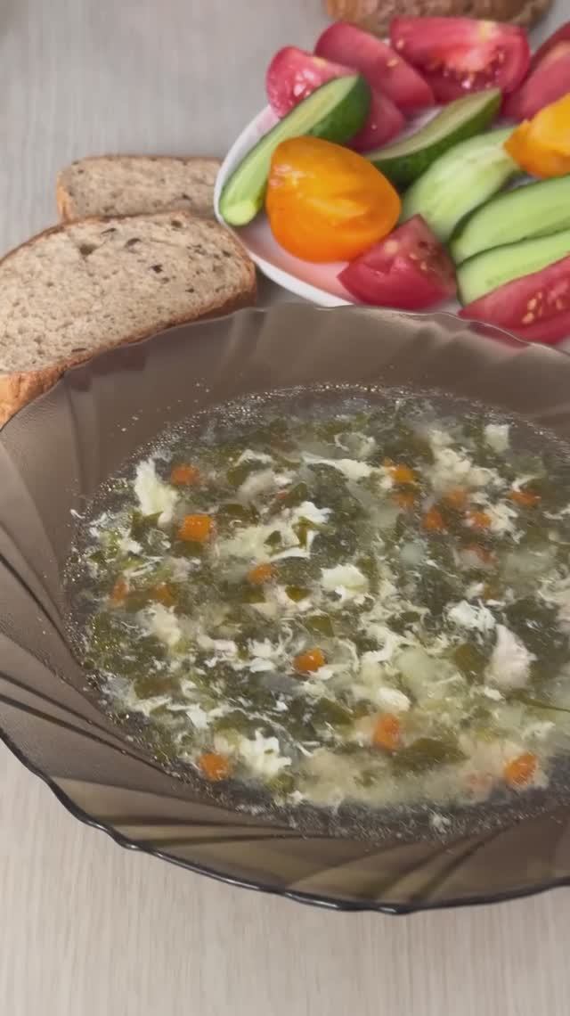 Ароматный щавелевый суп на курином бульоне – полезно, вкусно и просто! Сохраняйте рецепт! смотреть онлайн