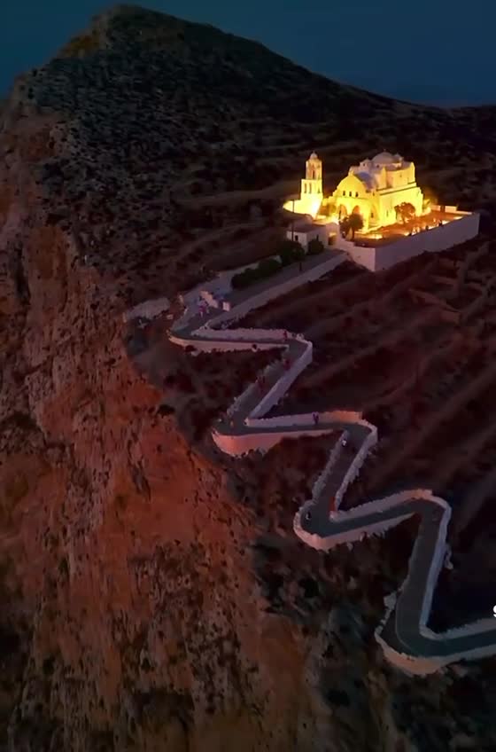 Остров Фолегандрос, расположенный рядом с Паросом, представляет собой прекрасный образец традицио... смотреть онлайн