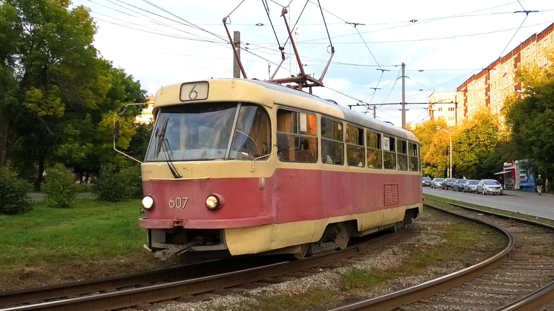 Трамвай Екатеринбурга Tatra T3SU СМЕ №607/608 маршрут 6 следует по улице Тверитина смотреть онлайн
