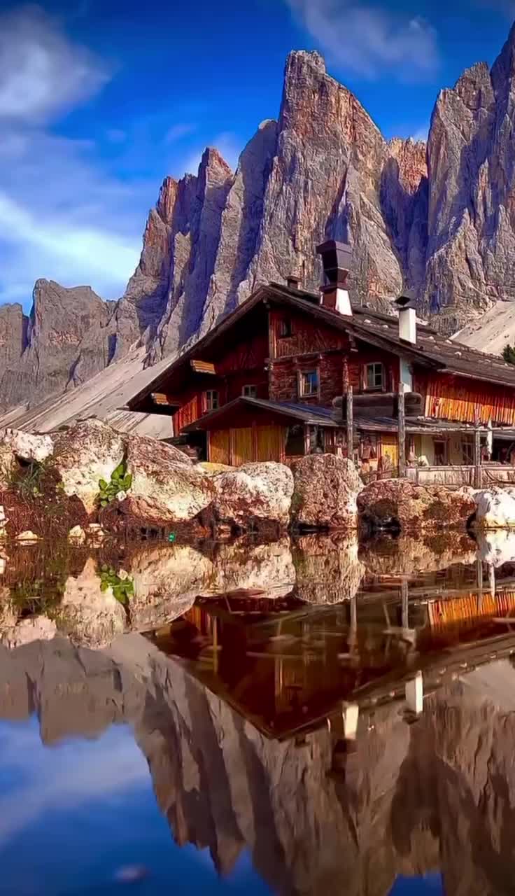 Доломитовые горы в Италии, часть Южных Альп, выделяются своей светлой горной породой - доломитом.... смотреть онлайн