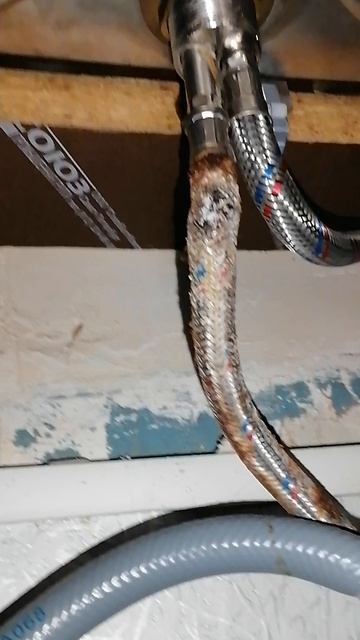 вот так разрывается гибкая подводка,ставьте медный подводки смотреть онлайн