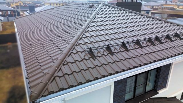 Объект с металлочерепицей "Голландия" и забором жалюзи "Derby MAX" смотреть онлайн