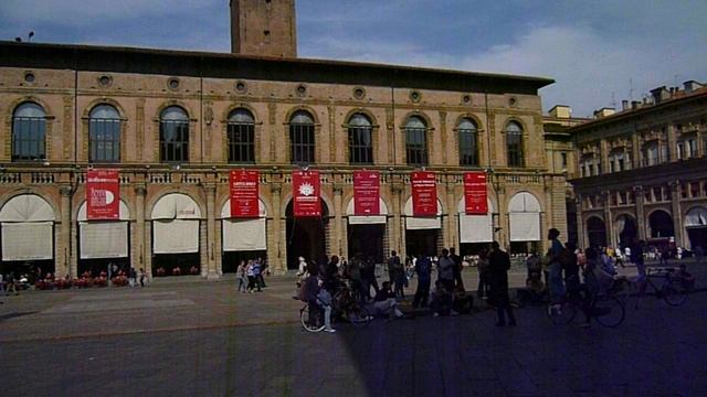 На центральной площади города Болонья, Италия. смотреть онлайн