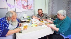 Кушаем домашнюю капусту с картошкой в мундире и собираем овощи с огорода Дружная семья ПОДВАЛ ИЛЬИЧА