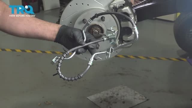 061. Как заменить передние тормозные шланги на Jeep WJ (1999 - 2004)