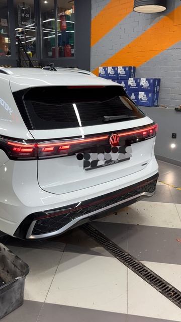 Volkswagen Tiguan L Pro. Пластиковые щиты на дверях, как на BMW смотреть онлайн