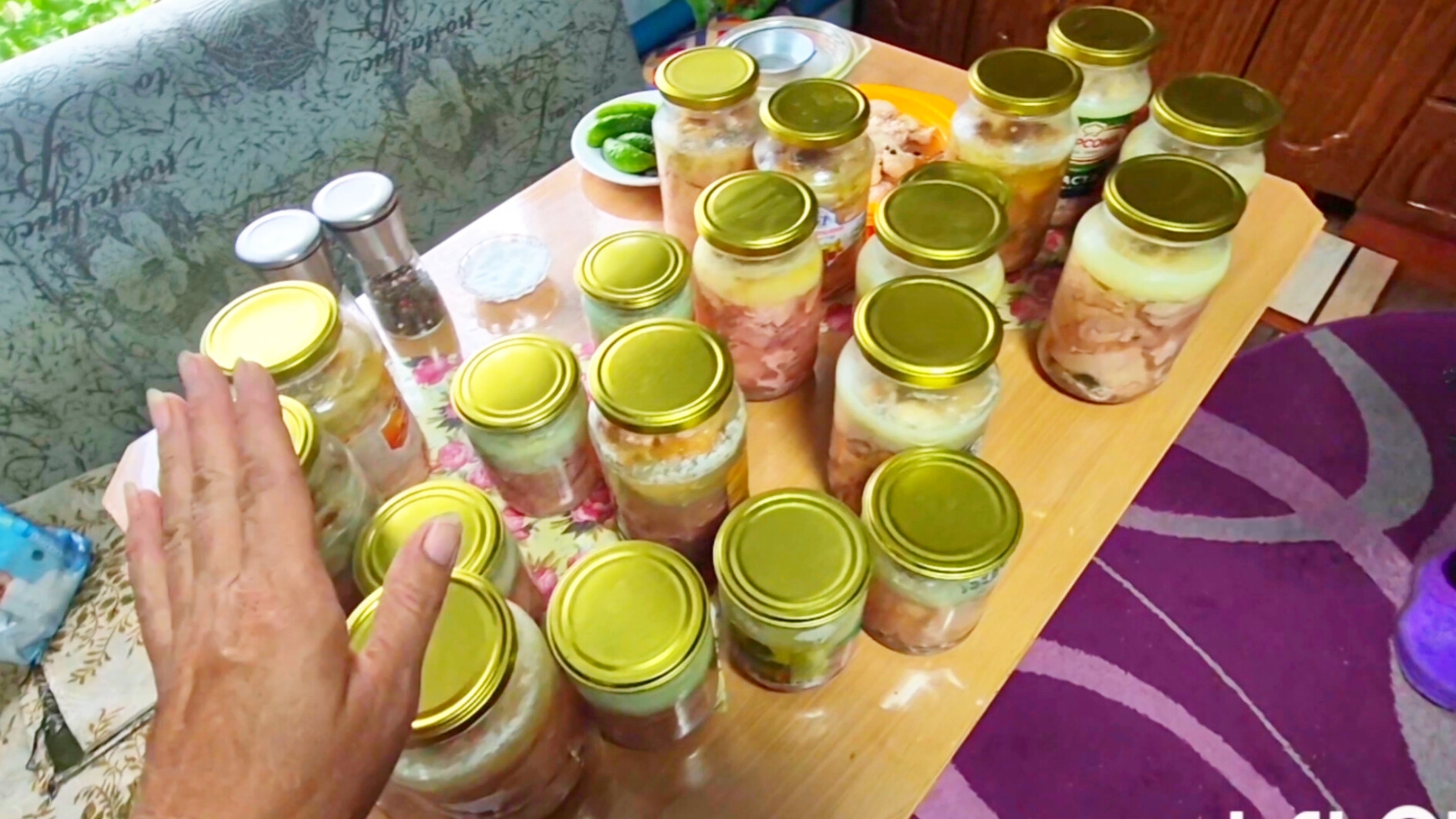 Тушонка вздулась что делать🤧выход нашли но спасёт ли?Переживаю за птичек смотреть онлайн