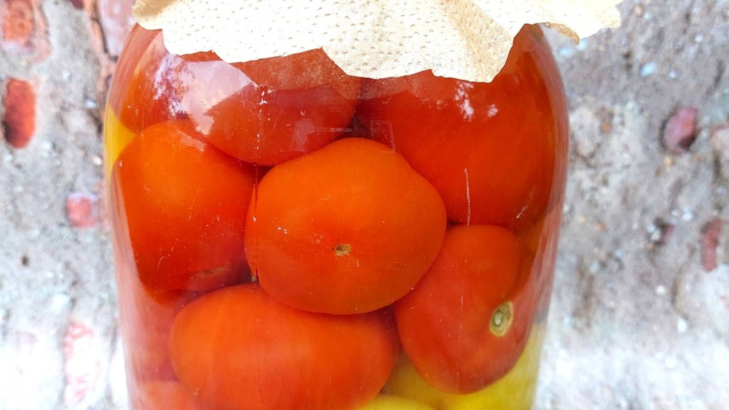 Солёные помидоры без пряностей. Помидоры получаются, как свежие.