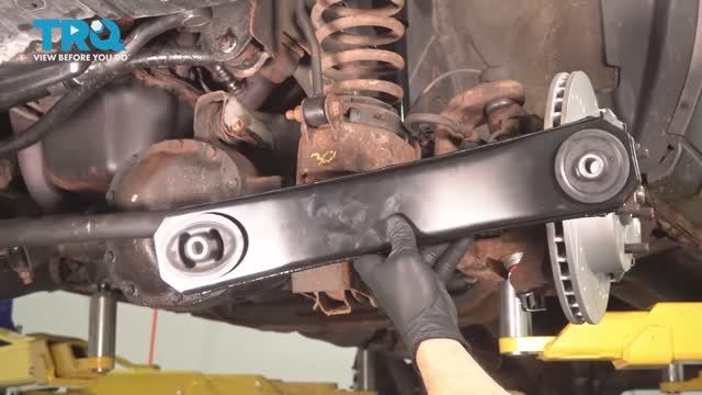 047. Как заменить передние нижние рычаги на Jeep WJ (1999 - 2004)