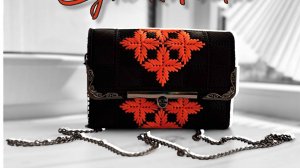 Видеообзор новой сумочки вышитой на пластиковой канве ленточным шнуром . Узор "Осенний цветок"