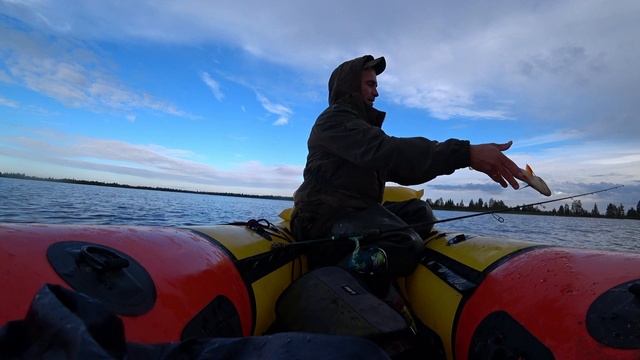 ПОПАЛ НА ХОРОШИЙ КЛЕВ.РЫБАЛКА НА СПИННИНГ. смотреть онлайн