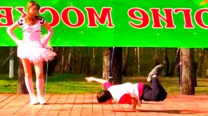 Брейк-данс девочка пытается танцевать