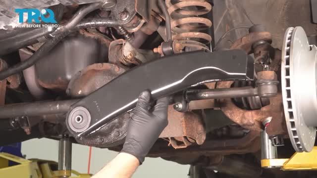 048. Как заменить передние верхние рычаги на Jeep WJ (1999 - 2004)