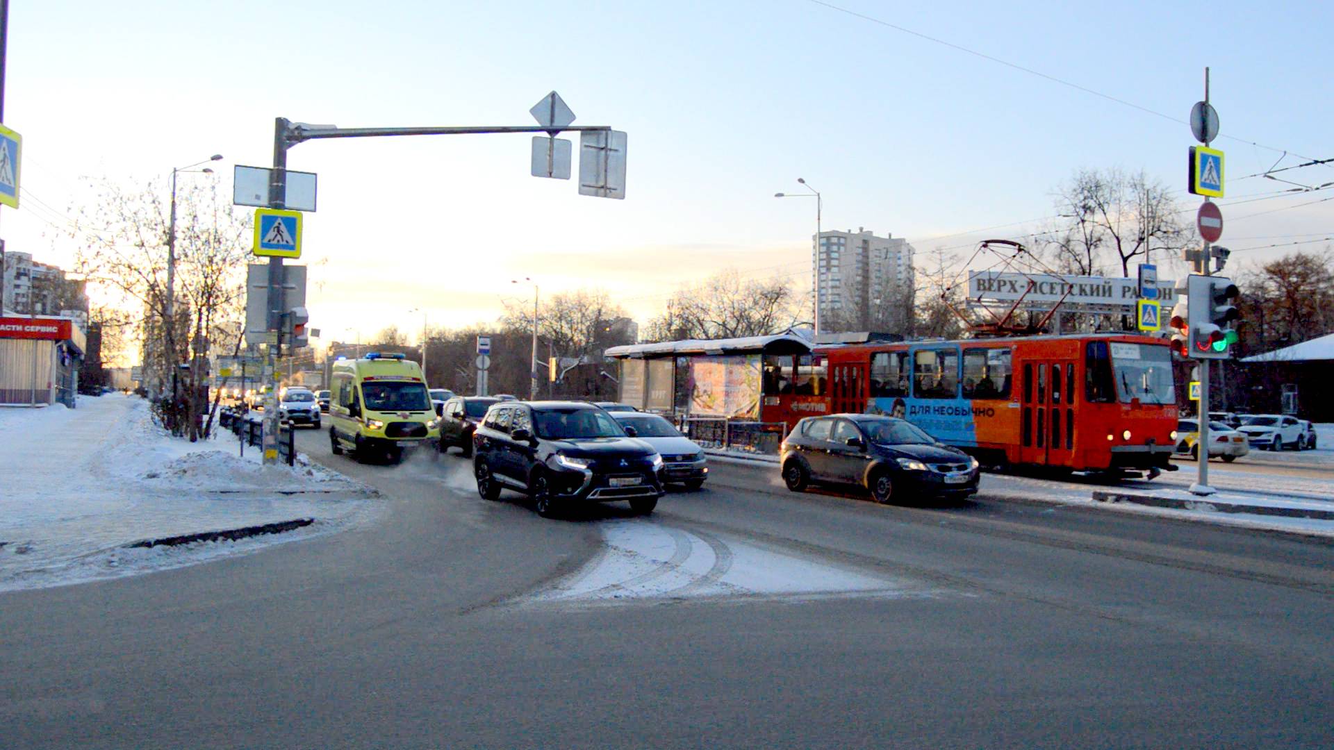 Скорая с сиреной на улице Челюскинцев в Екатеринбурге