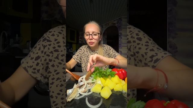 МУКБАНГ/Ваша любимая селедочка да с картошечкой/ Выпрашиваю деньги на микрофон 🎤