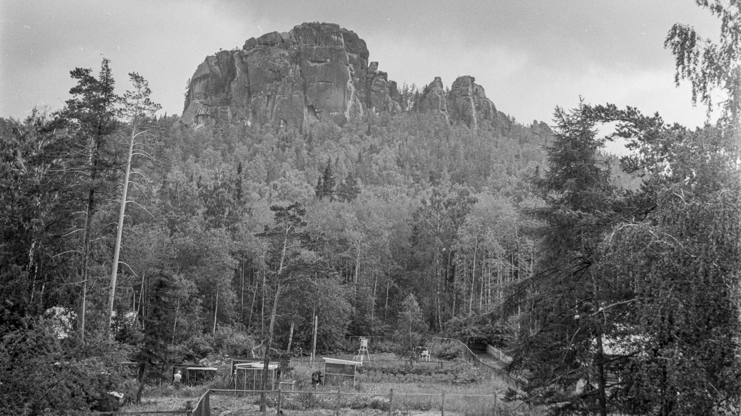 Работники сберкассы Железногорска на "Красноярских Столбах". 13 июля 1975г.