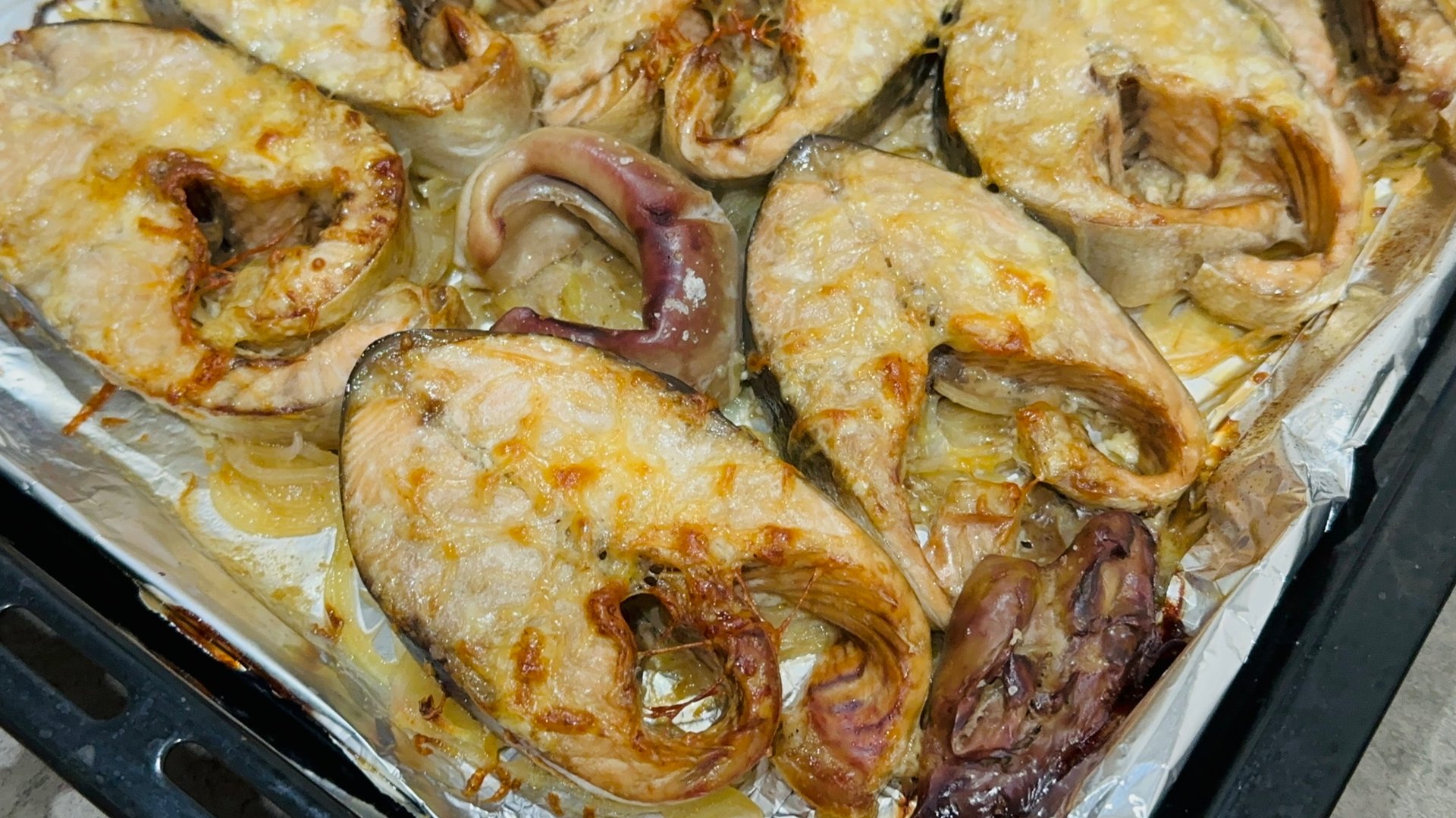 Горбуша запеченная в духовке / Самая сочная горбуша в духовке с сыром на луковой подушке - вкуснооо смотреть онлайн