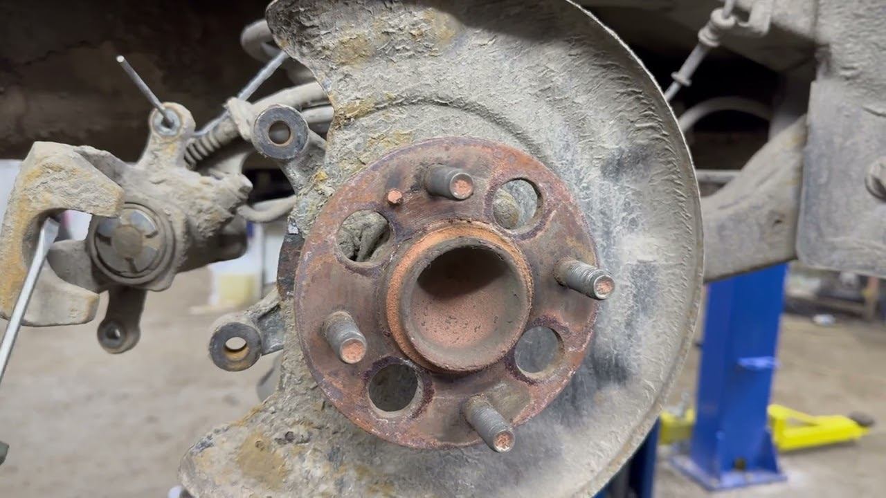 Обслуживаем задние тормоза на Солярисе перед летом смотреть онлайн